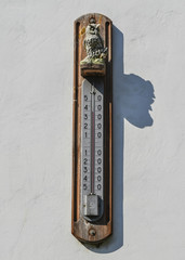 Wall thermometer. A device for measuring the ambient air tempera