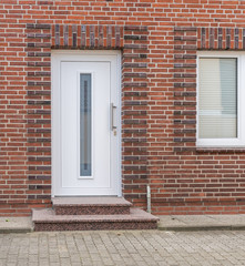 Moderne weiße Haustür eines Hauses
