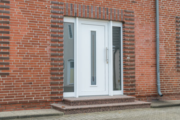 Fototapeta na wymiar Moderne weiße Haustür mit Glaselementen