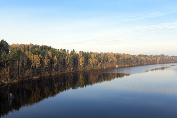 Fototapeta na wymiar river and forest in autumn