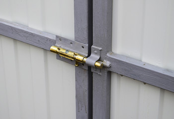 Latch on gate