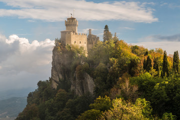 San Marino Festung/Turm im Nebel und in Wolken