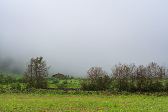 Fototapeta Las casas de campo están en el centro del paisaje.  