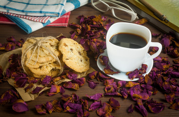 Black coffee with cookies Milk Chocolate Macadamia on the rose floor placed on wooden boards, ,DSLR file