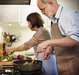 Photo sur Aluminium Cuisinier Couple de personnes âgées cuisinant ensemble dans la cuisine