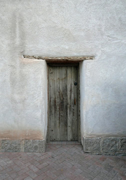 Eingangstür eines traditionellen Adobe-Hauses in Arizona