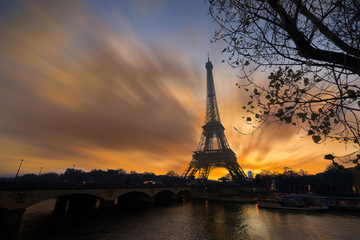Fototapeta na wymiar The Eiffel tower at sunrise in Paris
