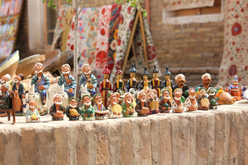 Fototapeta na wymiar the showcase with Uzbek Souvenirs, ceramic figurines of people, in Khiva