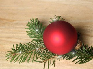 weihnachtskugel auf tannenzweig