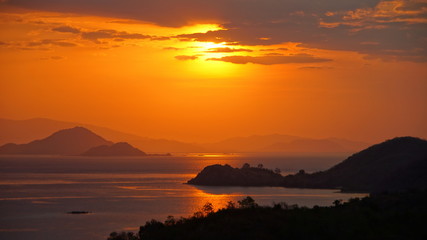 spektakulärer Sonnenuntergang in der Bucht von Labuan Bajo auf Flores von oben gesehen