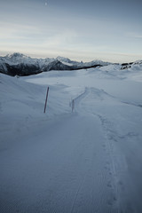 Fototapeta na wymiar Winterlich verschneite Landschaft in den Alpen 