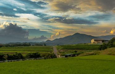 Paisagem no final do dia com montanha.