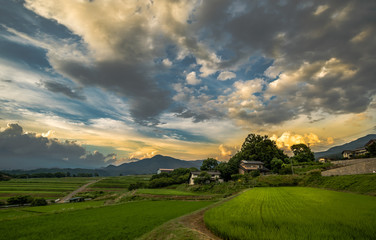 Paisagem no final do dia com montanha.