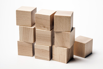 Stapel mit Holzwürfeln auf weiß, Studio