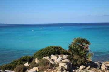 Steine und türkisfarbenes Meer auf Mallorca