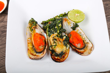 Baked mussels with spinach