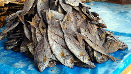 viele getrocknete Fische sind auf Tisch aufgehäuft