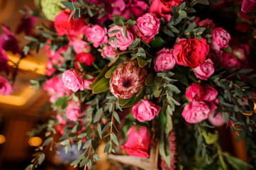 Obraz na płótnie Canvas Pretty bouquet of bright and pink flowers