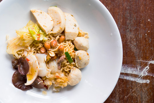 Instant noodle salad with seafood and vegetable