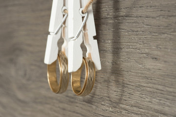 Zwei Eheringe an einer Wäscheleine