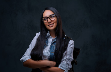 Traveler brunette female in eyeglasses.