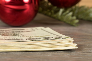 Weihnachtskugeln und Dollar Geldscheine