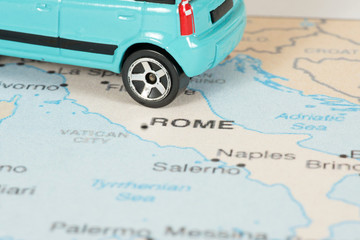Ein Auto und eine Landkarte von Italien