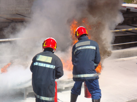 Bomberos apagando fuego