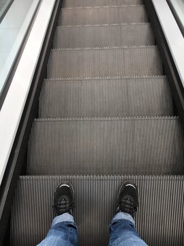 Person auf einer Rolltreppe