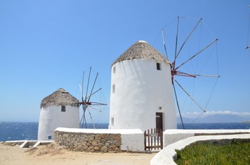 Fototapeta na wymiar Moulins à vents grecs