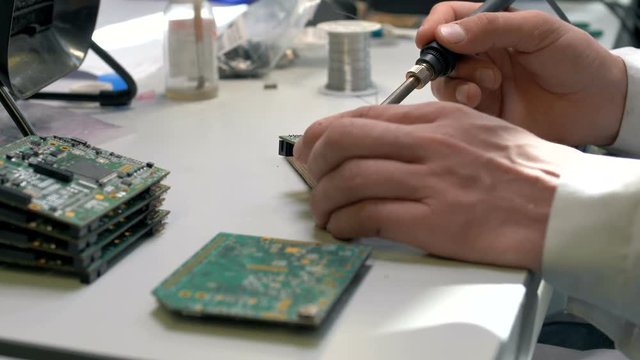 Process manual manufacturing modern green circuit board in electronics industry
