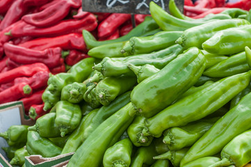 poivrons verts et rouges au marché