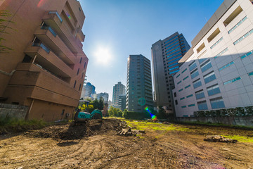 空き地とビル群 © taka