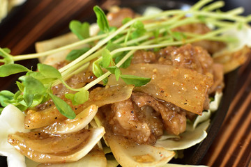 牛ホルモンの鉄板焼き