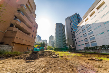 空き地とビル群 © taka