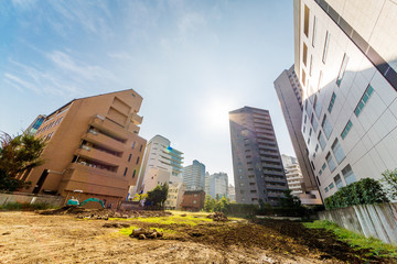空き地とビル群 © taka