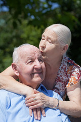 glücklich gealtertes Senioren Paar