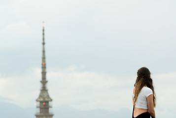 Obraz premium Tourist looking at turin cityscape