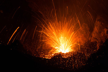 Vulcano Stromboli esplosione di lava © Etna ·REC Attivo