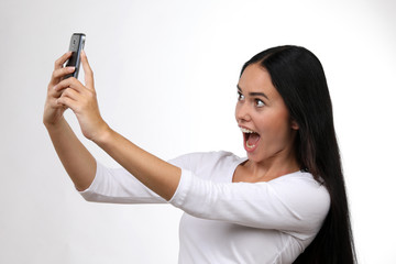 Hübsche Frau macht ein Selfie