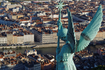 Archange Gabriel au-dessus de la ville