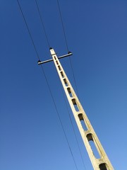 Strommasten vor blauem Himmel