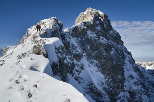 Bergsteiger klettert den Jubil&auml;umsgrat im Winter bei Schnee von der Zugspitze zur Alpspitze