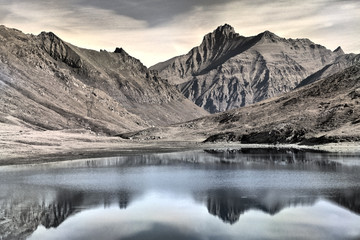 La vetta della Grivola, si riflette nelle acque del lago del colle del Nivolet.