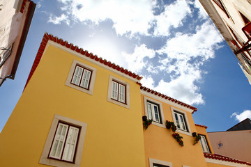 Fototapeta na wymiar Façades de maisons jaunes