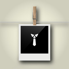 Sofortbild mit Symbol an Wäscheleine - Krawatte