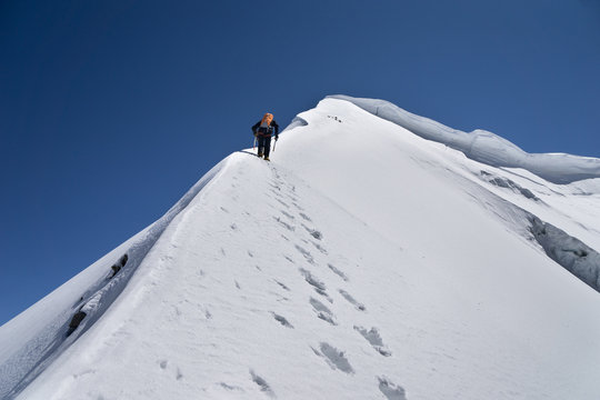 Bergsteiger klettert Firngrat oder Eiswand, Piz Pal&uuml; via Ostpfeiler, Kuffnerpfeiler, in Bernina