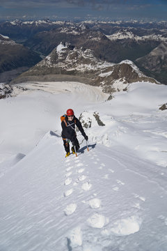 Bergsteiger klettert Firngrat oder Eiswand, Piz Palü via Ostpfeiler, Kuffnerpfeiler, in Bernina
