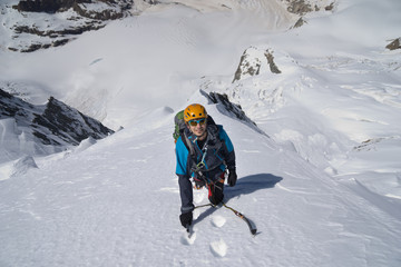 Fototapeta na wymiar Bergsteiger klettert Firngrat oder Eiswand, Piz Palü via Ostpfeiler, Kuffnerpfeiler, in Bernina