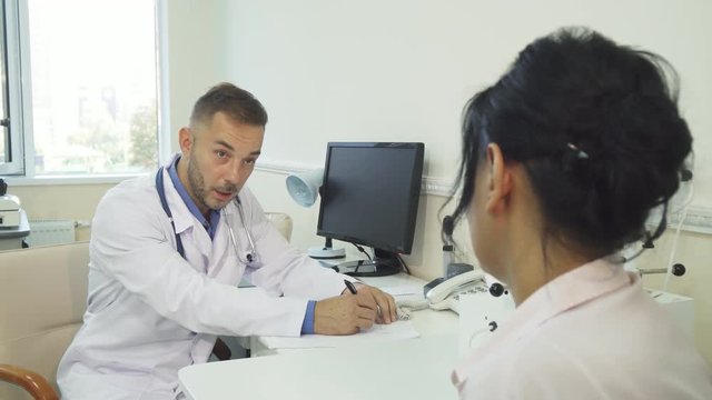 The patient tells the doctor about his complaints. The doctor listens and analyzes. Based on this he writes out the patient a treatment and a medical certificate. They are sitting in the doctor's